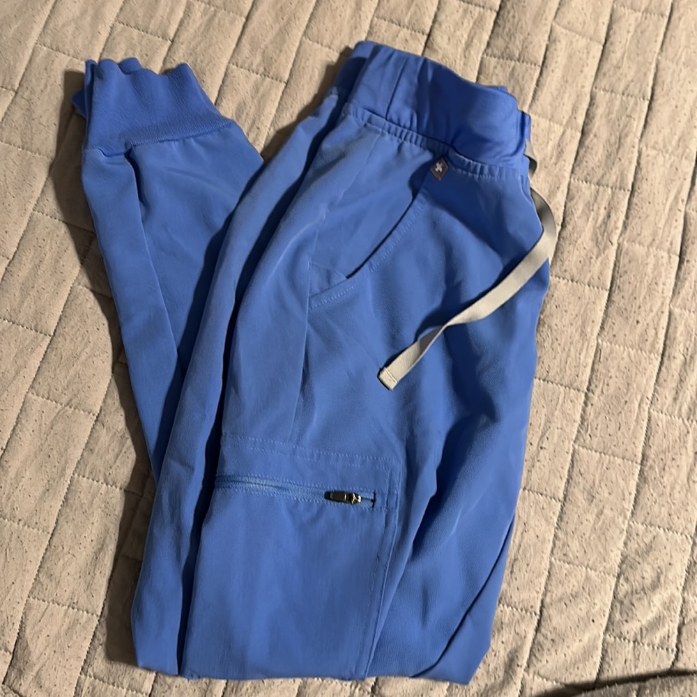Figs jogger scrub pants size xs.